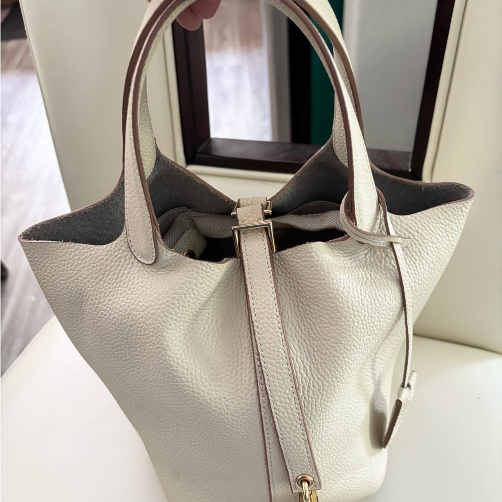 PRETTY SOFT LEATHER BUCKET HANDBAG